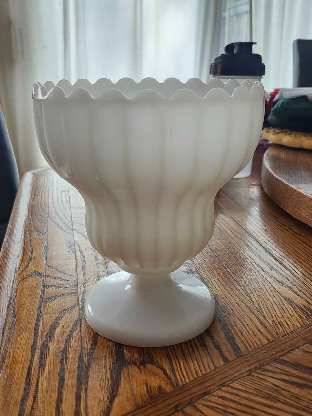 Milk Glass Scalloped Pedestal Bowl ⚽
