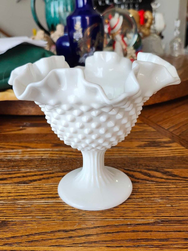 Fenton Milk Glass Hobnail Vase ⚽