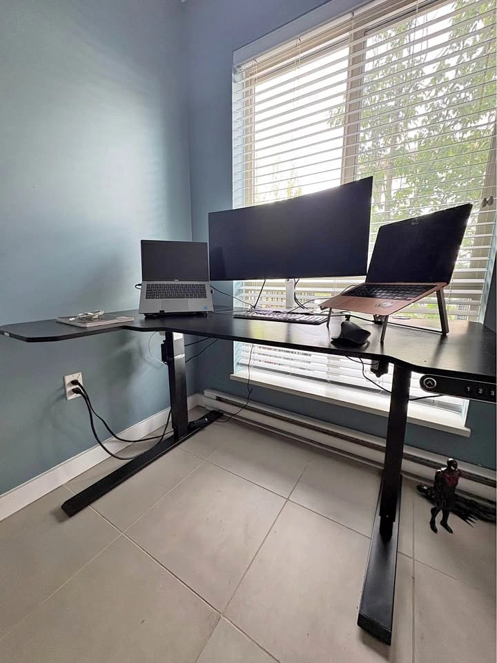 Adjustable L-shaped standing desk