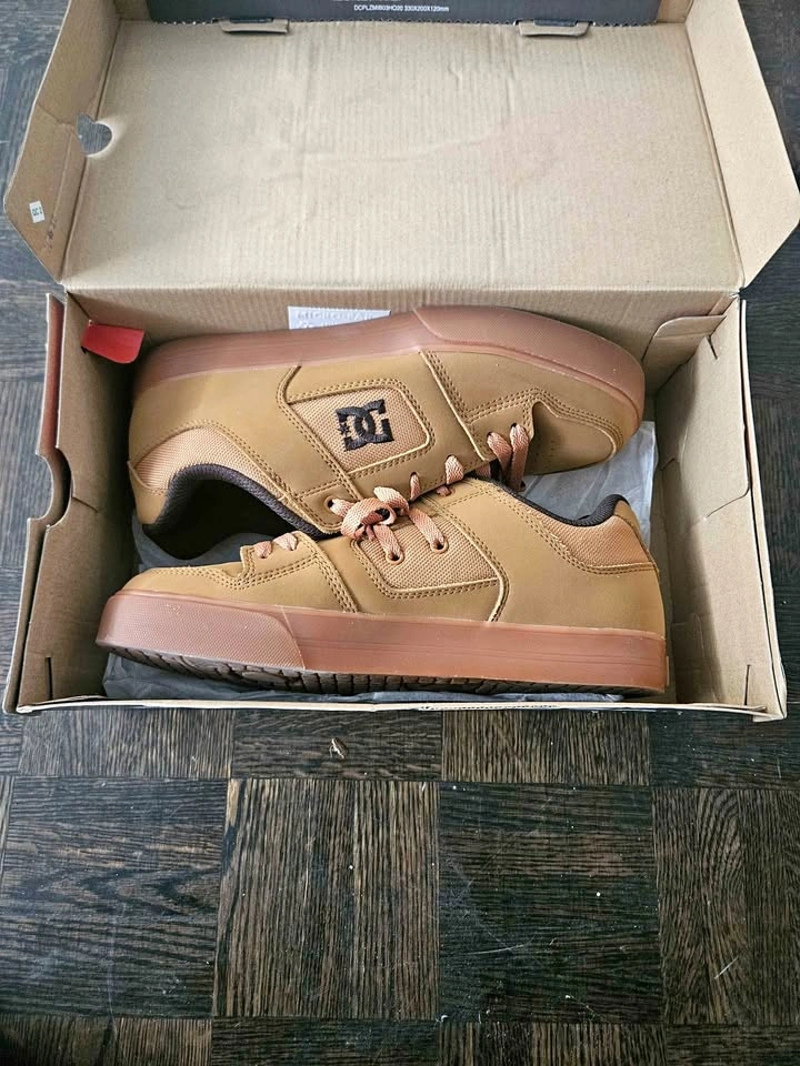 Dc Sneaker us size 9
