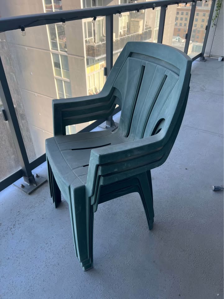 FREE- Three stackable balcony chairs - photo 2
