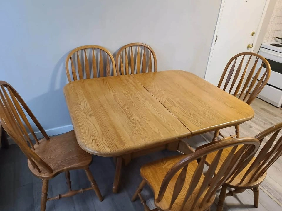 DINING TABLE FOR SALE (MOVING OUT CLEARANCE!!)