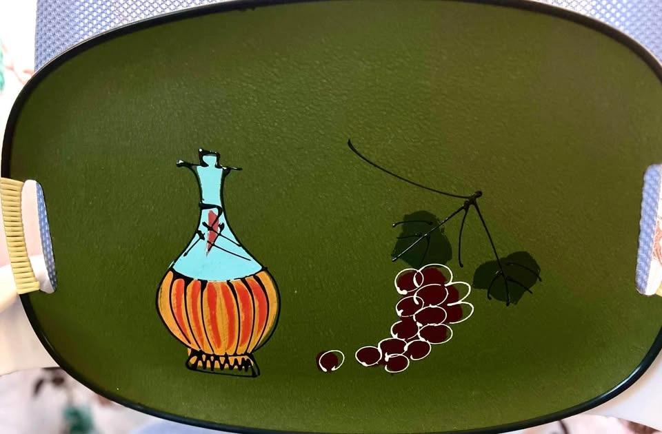 Vintage Avocado Green Serving Trays with Chianti Bottle - photo 3