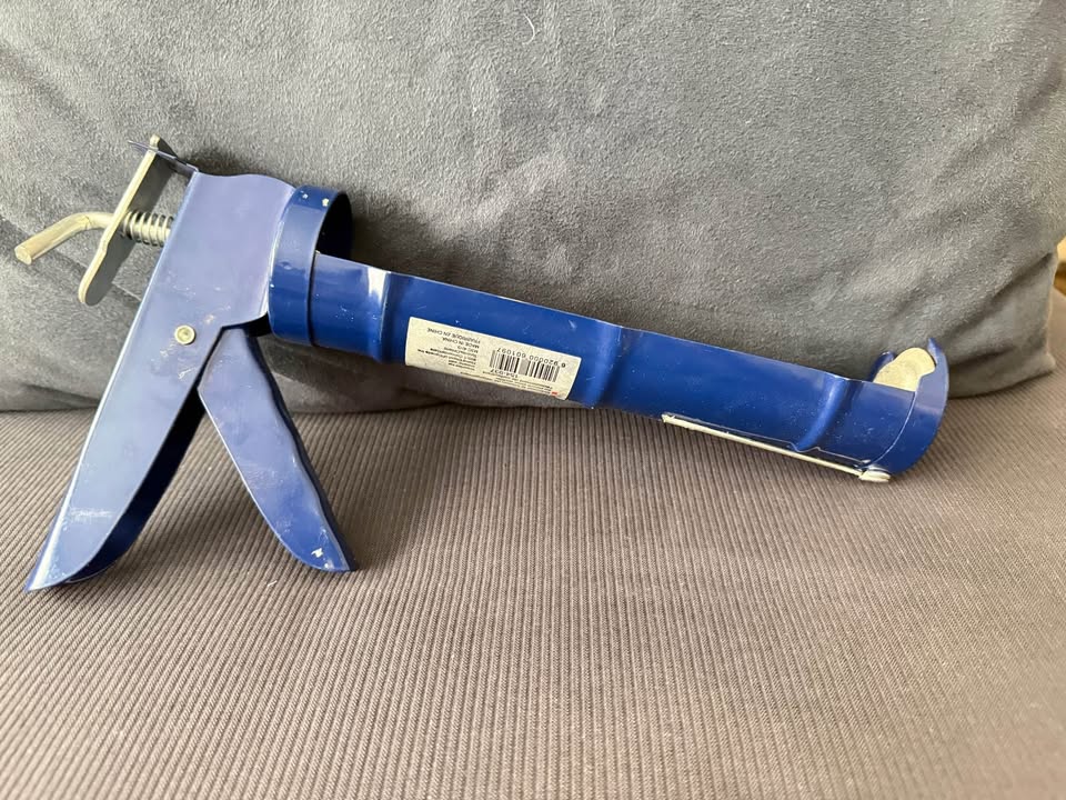 Caulking gun - photo 3