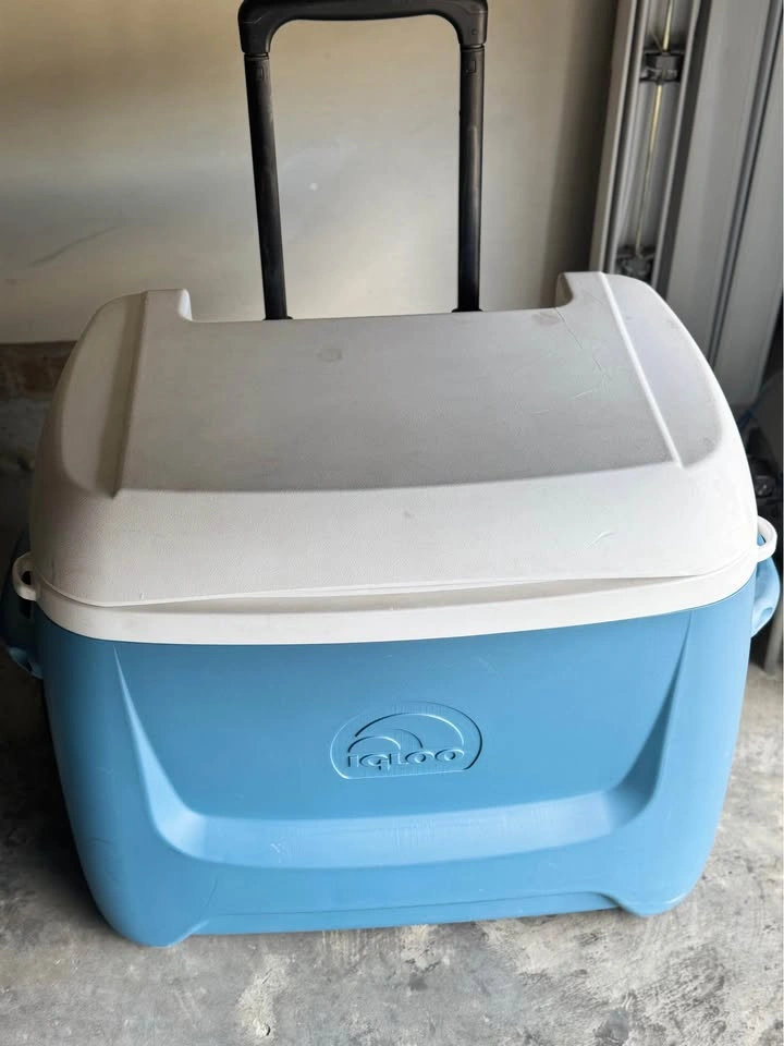 Igloo 38 Quart Rolling Cooler – $40 - photo 4