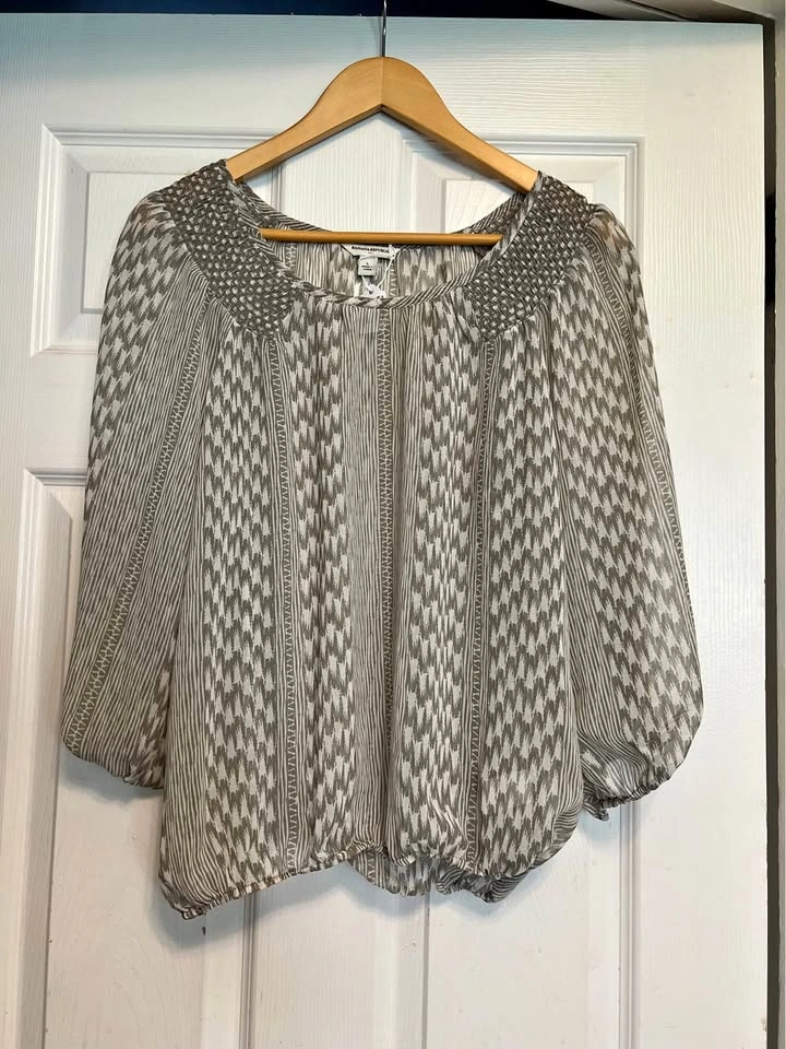 ⚽ Gray Blouse