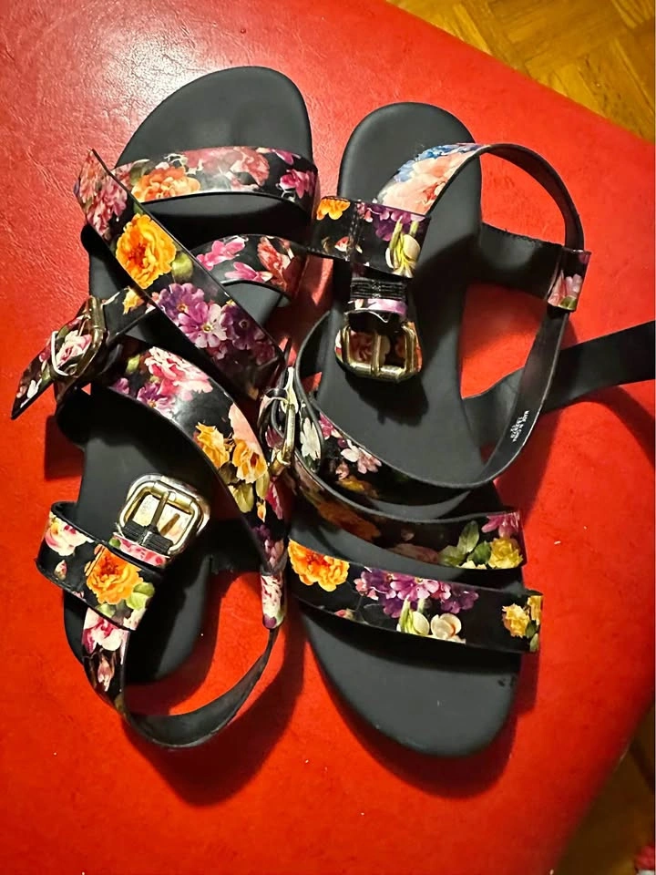 WOMANS Christian Siriano Floral Strappy Sandals SIZE:10