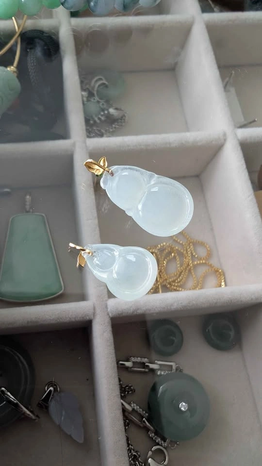 High-Quality "Icy" Grade A Jadeite Hulu Pendants (18k Gold) - photo 2