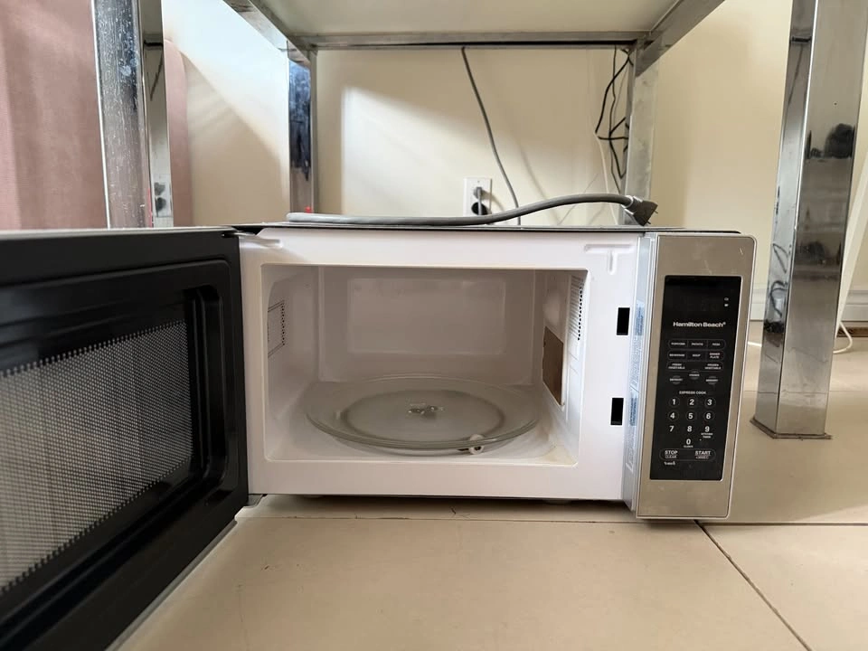 Hamilton Beach Microwave - photo 2