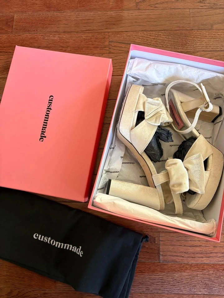 NEW IN BOX Velvet Heels - photo 4