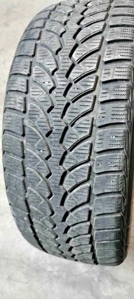 1No. 225/40R19 Bridgestone Blizzak Winter Tire