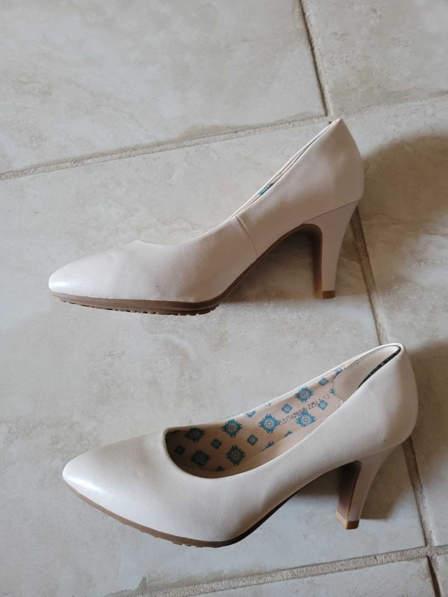 Size 5 Josiny Heels - photo 2