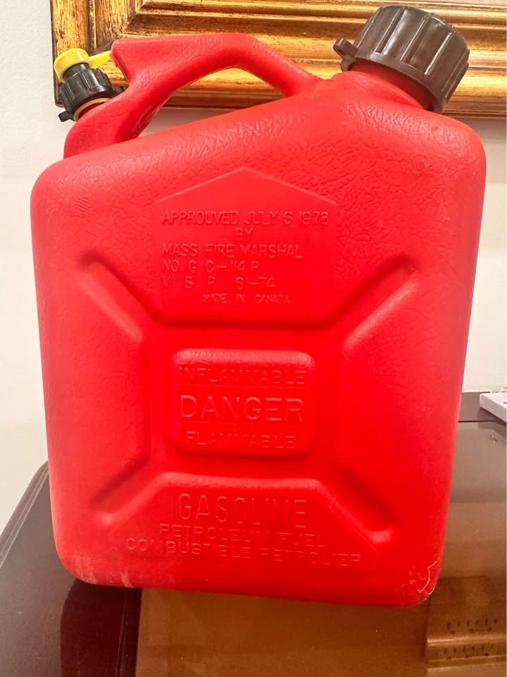 Vintage Wedco 5 Litre Gas Can – Made in Canada - photo 2