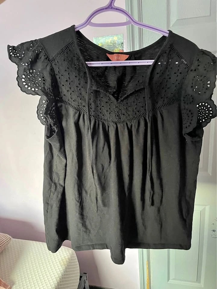 Womens top with lacy details - Size large