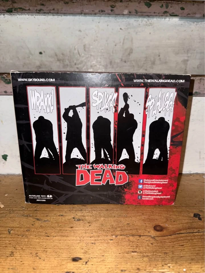 The Walking Dead Negan and Glenn Black and White Figure - photo 2