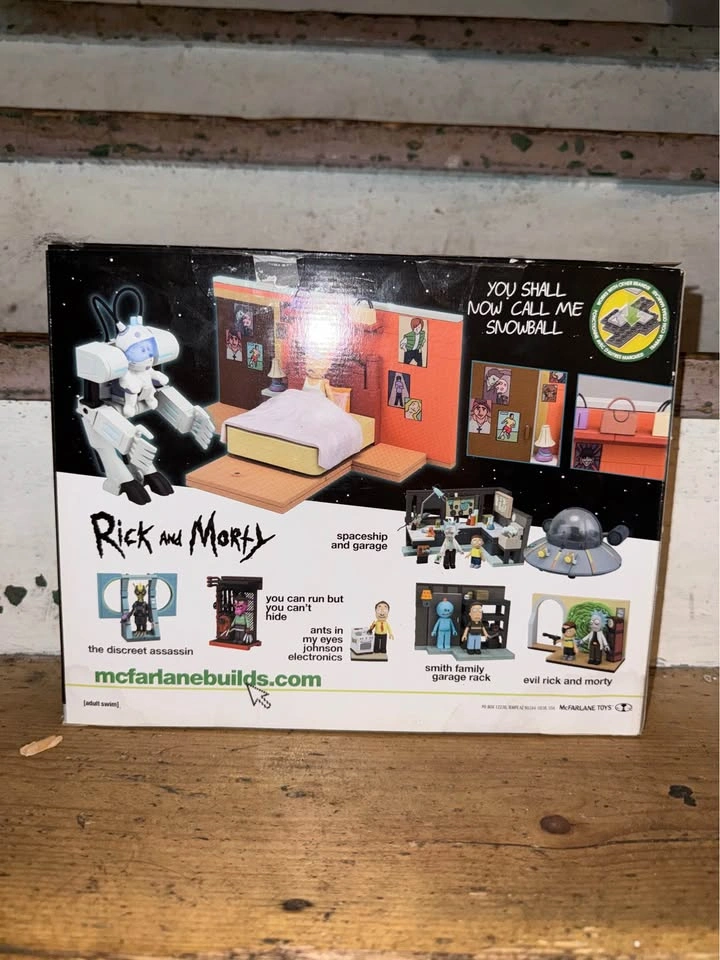 Rick and Morty Summer’s Bedroom Build-A-Set - photo 2