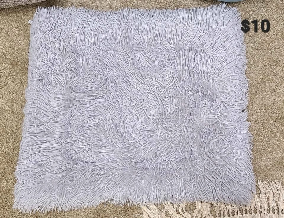 2 Cat Beds + Soft Pet Rug – Like New / Clean - photo 4
