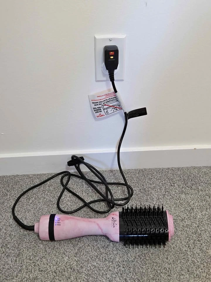 Aria Pink Marble Blow-dry brush