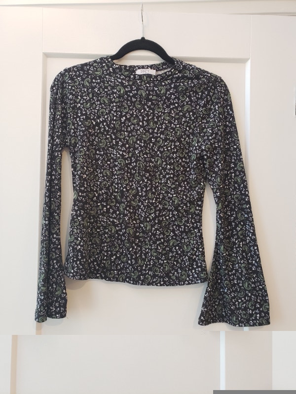 Bundle of two women's size small floral tops - photo 4