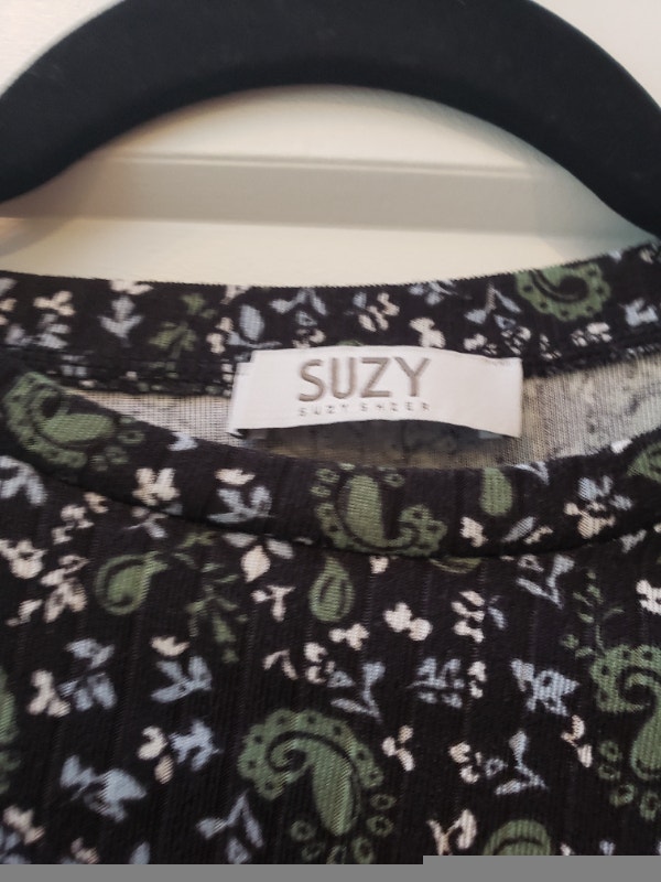 Bundle of two women's size small floral tops - photo 5