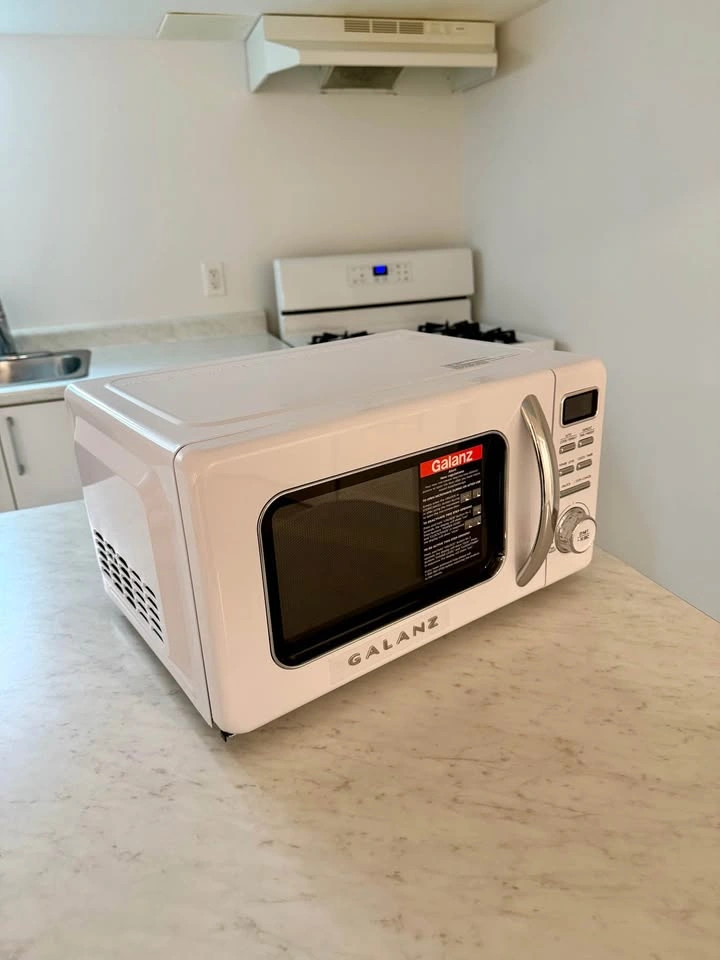 White Galanz Microwave - photo 2