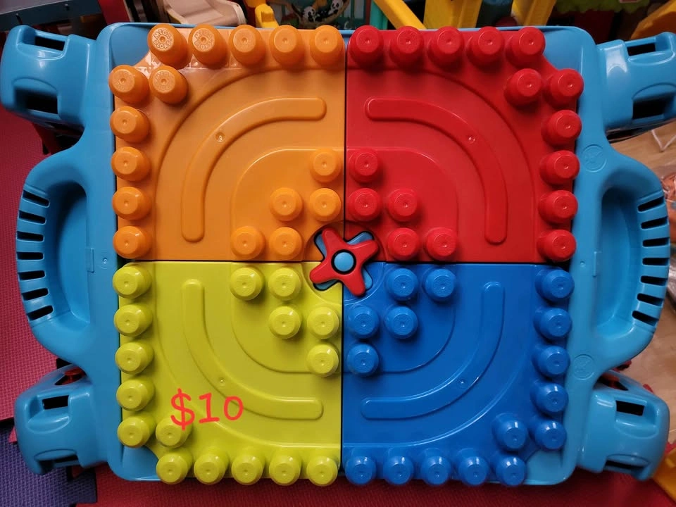 Mega bloks and table - photo 2