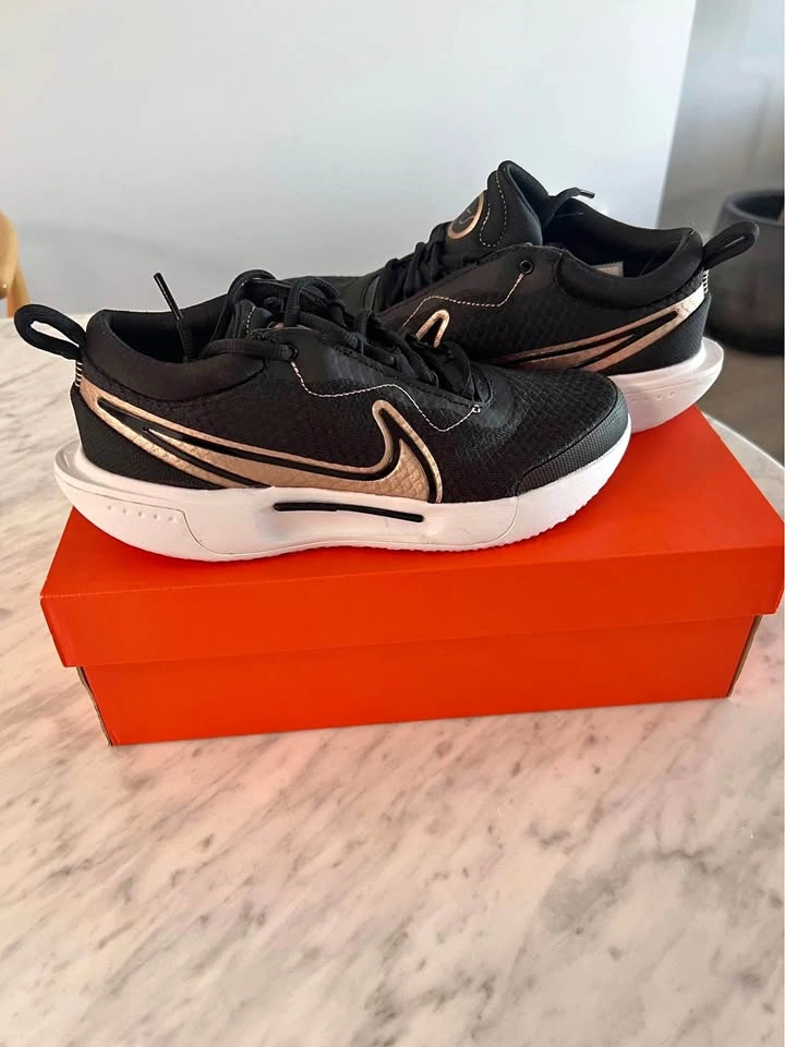 Women’s Nike Zoom Court Pro HC Tennis / pickleball shoes size 6.