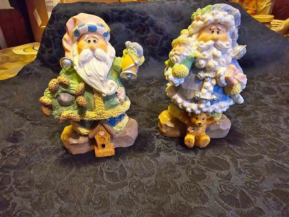 Santa figurines set of 2