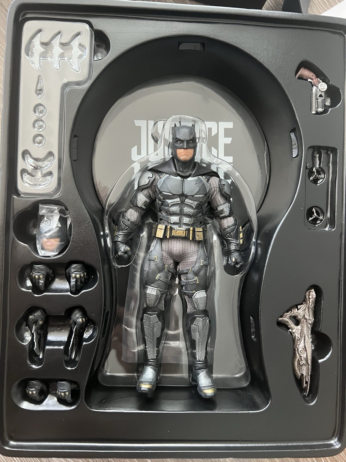 Mezco Toys One: 12 Collective Justice League Tactical Suit Batma - photo 2