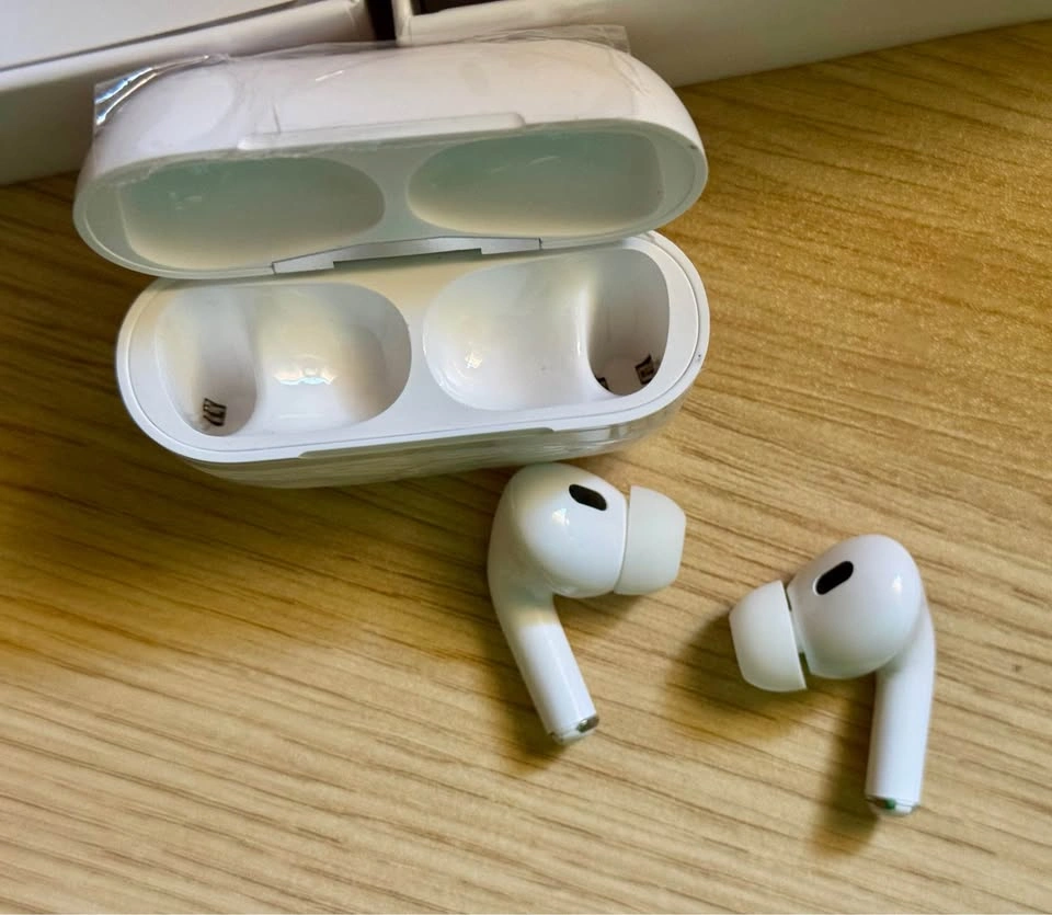 Brand New Wireless Earbuds with GPS and Battery Display - photo 3