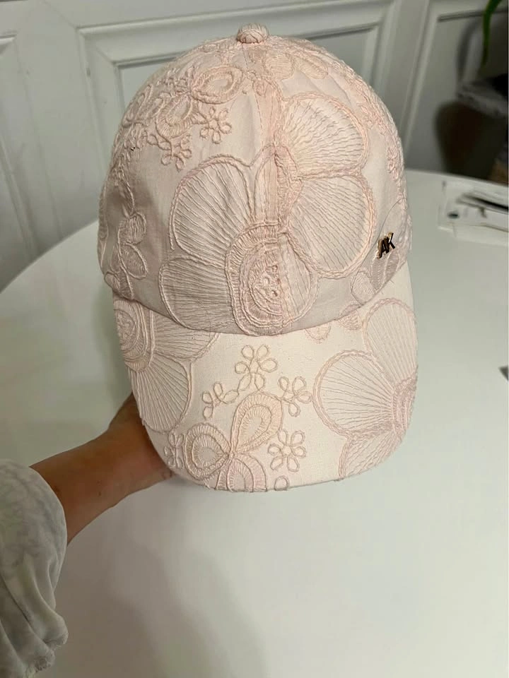 ⚽ Pink cap