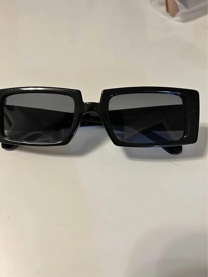 ⚽ Dark sunglass