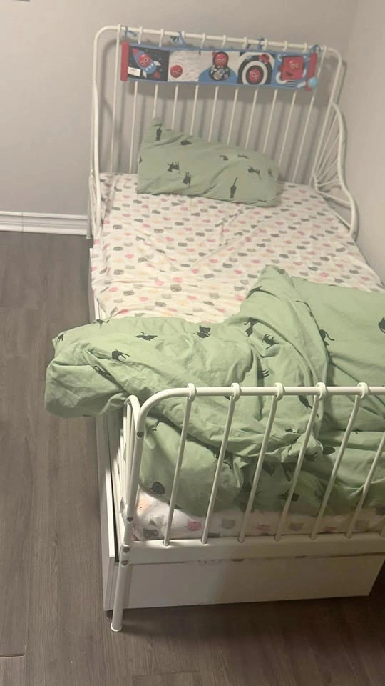 IKEA minnen extendable kids bed (twin) with mattress