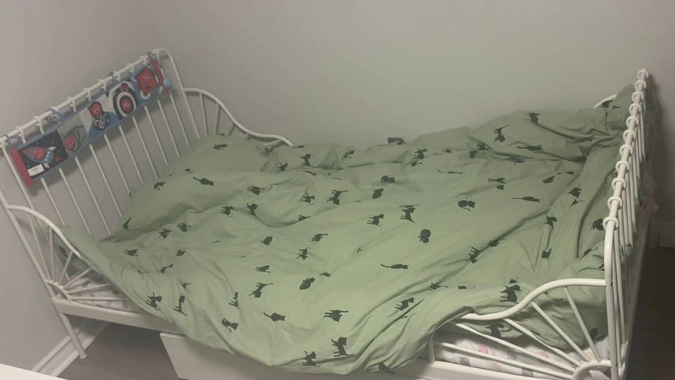 IKEA minnen extendable kids bed (twin) with mattress - photo 2