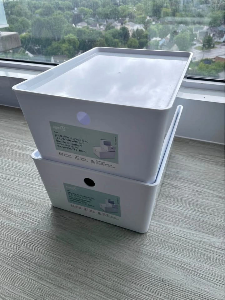 Stackable plastic box with a lid