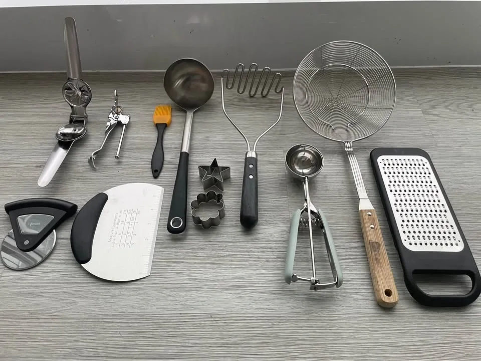 Assortment of kitchen utensils - photo 2