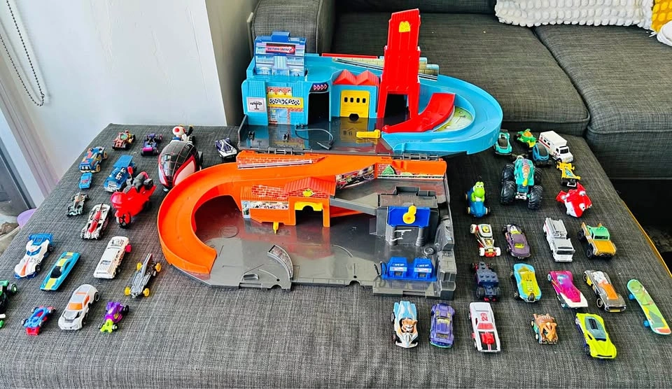 Hot Wheels Garage + Free cars