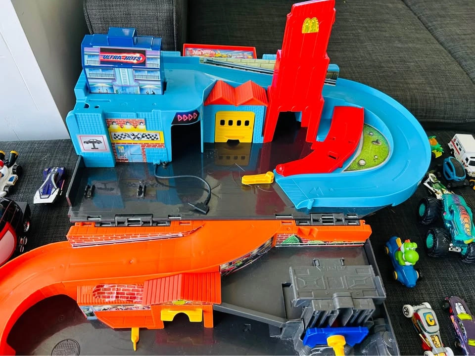 Hot Wheels Garage + Free cars - photo 2