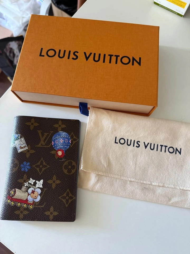 Louis Vuitton Monogram 2026 Christmas Animation Passport Cover - photo 5