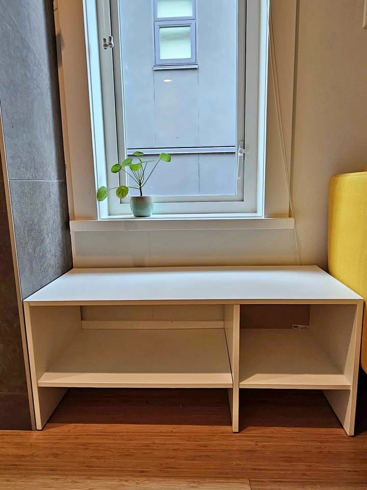 White low shelves
