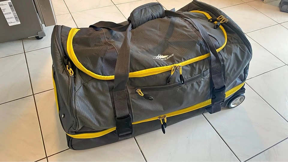 Rolling Duffle Bag High Sierra like new .. 50$ OBO