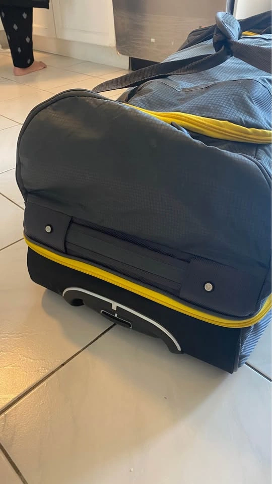 Rolling Duffle Bag High Sierra like new .. 50$ OBO - photo 2