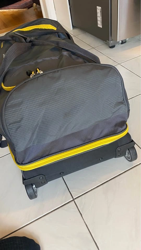 Rolling Duffle Bag High Sierra like new .. 50$ OBO - photo 3