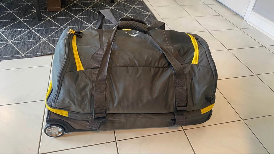 Rolling Duffle Bag High Sierra like new .. 50$ OBO - photo 4