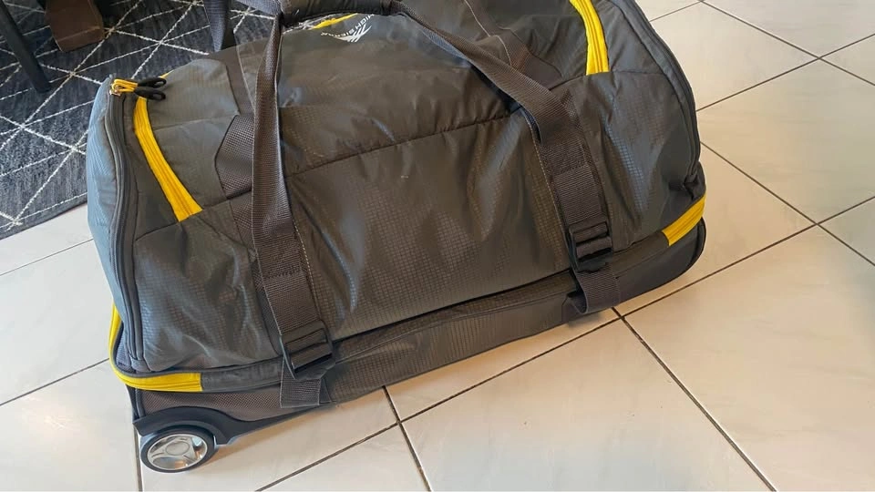 Rolling Duffle Bag High Sierra like new .. 50$ OBO - photo 5