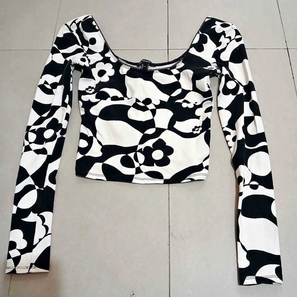 ⚽ Black and White Swirl Print Long Sleeve Top