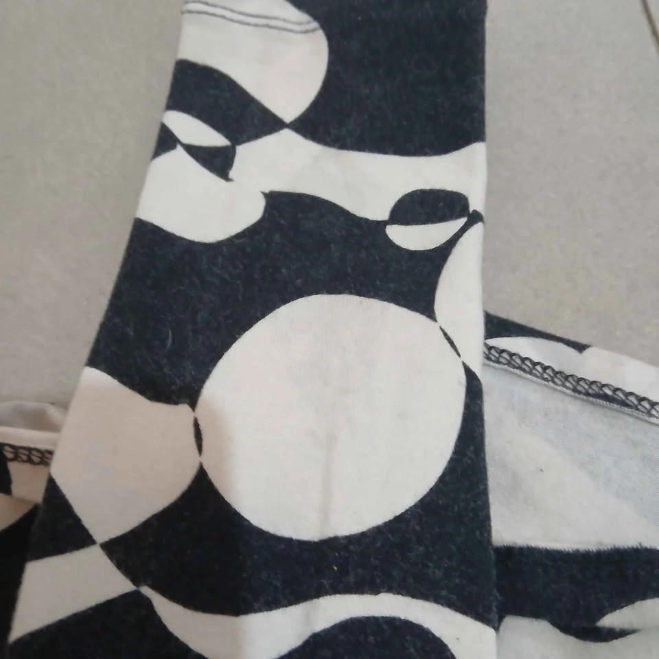 ⚽ Black and White Swirl Print Long Sleeve Top - photo 4