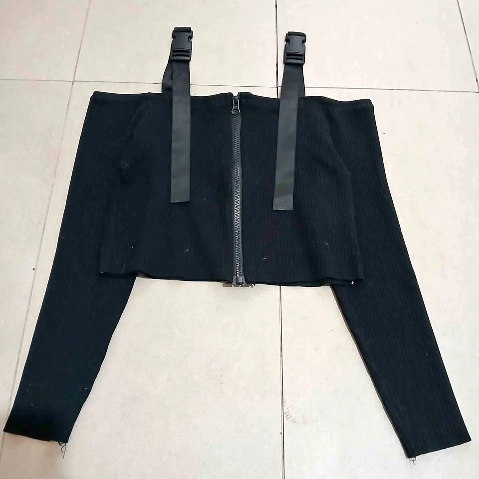 ⚽ Black Cropped Zip-Up Top