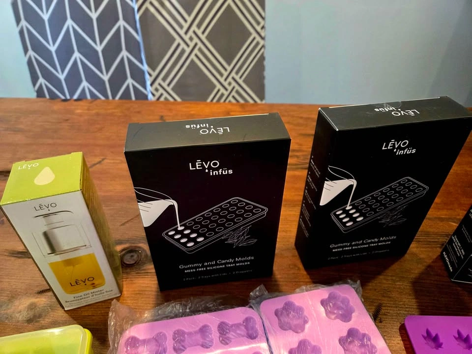 LĒVO II Oil and Botanical Infuser Bundle - photo 4