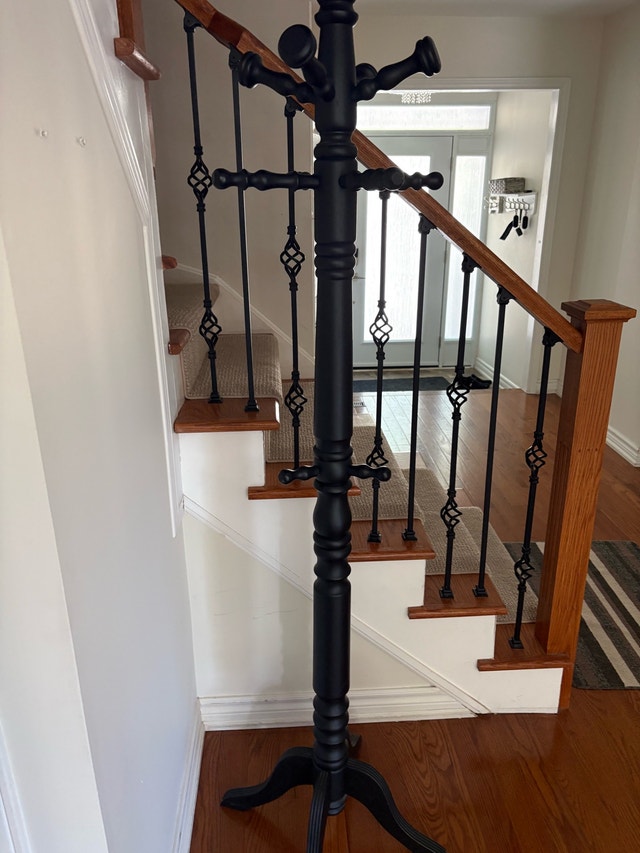 Vintage-Style Black Wooden Coat Rack - photo 3